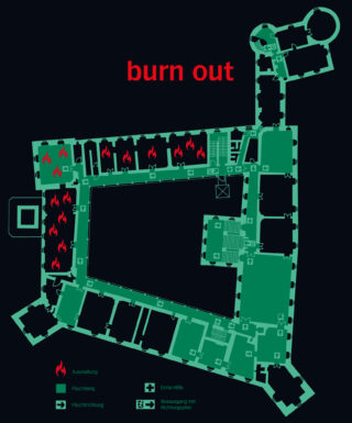 Auf einem Grundriss sind Notausgänge, Fluchtwege und Brandherde eingezeichnet, oben in der Mitte steht in roter Schrift das Wort „Burn Out“.