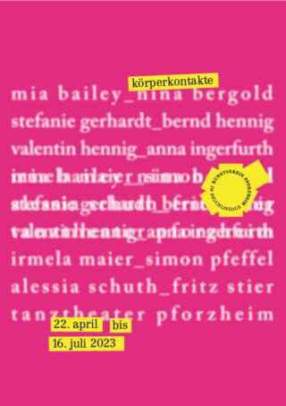 Rosafarbenes Poster mit verschwommenem weißen Namenstext, darüber gelbe Beschriftungen mit der Aufschrift „Körperkontakte“, Veranstaltungsdaten „22. April bis 16. Juli 2023“ und einem runden Logo.