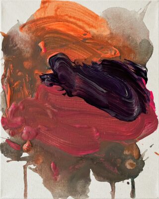 Abstraktes Gemälde mit breiten, wirbelnden Strichen in Orange, Dunkelviolett und Rot auf einer weißen Leinwand mit sichtbaren Farbtropfen und -verläufen.