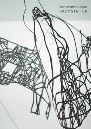 Drahtskulpturen mit abstrakten, geometrischen Formen hängen vor einem hellen Hintergrund; oben rechts steht „Nina Joanna Bergold RAUMSTATION“.