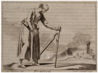 Eine Frau in historischer Kleidung verwendet einen großen Zirkel, um den Boden zu messen oder zu zeichnen, mit Bergen und Gebäuden im Hintergrund.