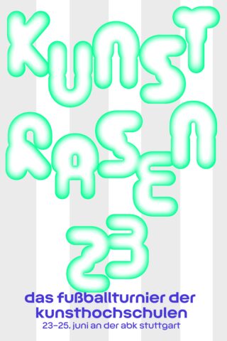 Plakat mit dem Text „Kunstrasen 23“, das für ein Fußballturnier für Kunsthochschulen wirbt, das vom 23. bis 25. Juni im ABK Stuttgart stattfindet, in stilisierter grüner und violetter Schrift auf gestreiftem Hintergrund.