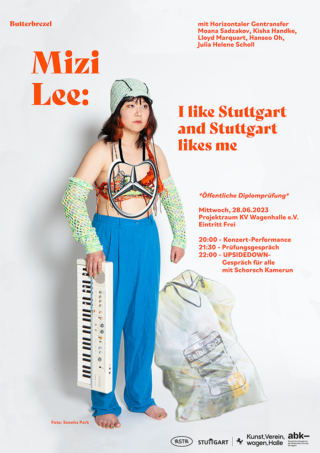 Eine Person in blauer Hose und orangefarbenem Oberteil hält ein weißes Keyboard und eine Netztasche mit grünen Bällen. Der Text wirbt für eine Veranstaltung in Stuttgart mit Mizi Lee und nennt Veranstaltungsdetails und Gastkünstler.