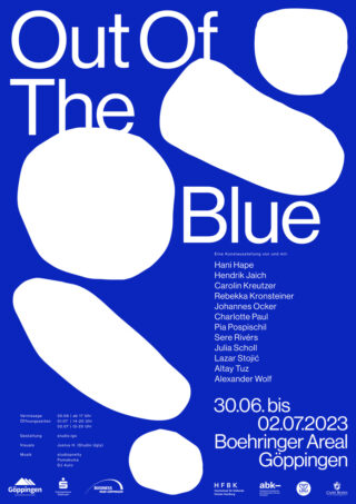 Poster mit kräftigen weißen abstrakten Formen auf blauem Hintergrund, das Einzelheiten zum Kunstevent „Out Of The Blue“ in Göppingen auflistet, einschließlich der Namen der Künstler und der Veranstaltungsdaten.