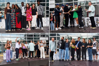 Vier Gruppen von Menschen stehen auf einer Freilichtbühne, einige posieren für ein Foto, andere nehmen Auszeichnungen entgegen oder halten vor einem Glasgebäude eine Rede.