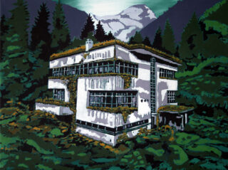 Ein rechteckiges, zweistöckiges Gebäude mit Flachdächern und großen Fenstern ist teilweise mit Pflanzen bewachsen, umgeben von dichtem grünen Wald und Bergen im Hintergrund.