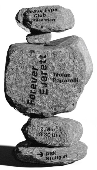 Ein Stapel von vier Steinen mit deutschem und englischem Text, der für eine Veranstaltung wirbt: „Heavy Type Club präsentiert Forever Eteliert, Nolan Paparelli, 2 Mai 18:30 Uhr, ABK Stuttgart.“.