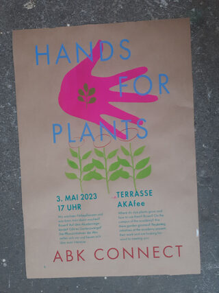 Plakat auf braunem Papier mit dem Text „Hands for Plants“, einer rosa Hand und grünen Pflanzen, das für eine Veranstaltung am 3. Mai 2023 um 17:00 Uhr auf der Terrasse AKAFee von ABK Connect wirbt.
