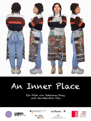 Vier Ansichten einer Person, die eine farbbefleckte Schürze über Freizeitkleidung trägt und vor einem weißen Hintergrund steht. Darunter steht der Filmtitel „An Inner Place“ und der Abspann auf Deutsch.