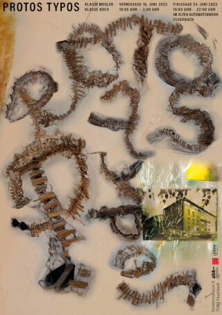 Plakat mit zerbrochenen, zickzackförmigen Stahlträgern, eingebettet in Sand. Unten rechts ist ein kleines Foto eines gelben Gebäudes zu sehen. Veranstaltungsdetails und Titel in deutscher Sprache erscheinen oben und an den Seiten.