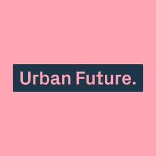 Dunkelblaues Rechteck mit den Worten „Urban Future“ in hellrosa Schrift, zentriert auf einem einfarbig rosa Hintergrund.