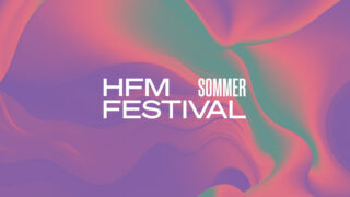 Der Text „HFM Sommer Festival“ ist auf einem abstrakten Hintergrund mit wirbelnden Farbverläufen in Lila, Rosa und Grün zentriert.