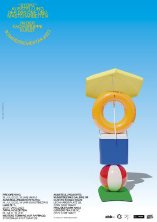 Gestapelte Sommerartikel – Regenschirm, aufblasbarer Ring, blaue Box und Wasserball – auf hellblauem Hintergrund. Der Text informiert über eine Kunstausstellung im Sommersemester 2023.