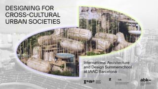 Veranstaltungsplakat für „Designing for Cross-Cultural Urban Societies“ mit einem Foto von futuristischen, von Grün umgebenen Holzkapselstrukturen und Veranstaltungsdetails für eine Sommerschule in Barcelona.