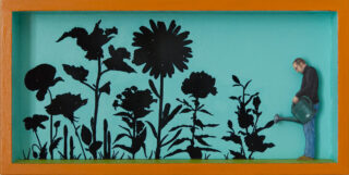 Ein Mann mit einer Gießkanne gießt schwarze Blumensilhouetten, die auf einen türkisfarbenen Hintergrund gemalt und von einem orangefarbenen Rand eingerahmt sind.