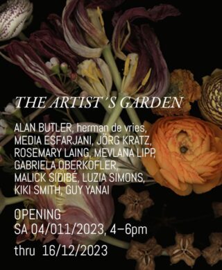 Ausstellungsplakat für „The Artist's Garden“ mit floralem Hintergrund. Listet die Namen und Details der Künstler auf. Eröffnung am 4.11.2023 von 16–18 Uhr, Laufzeit bis 16.12.2023.