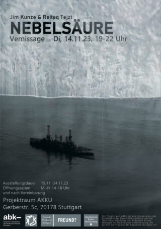 Plakat zur Kunstausstellung „Nebel Säure“ mit einem Schiff in nebligen Gewässern vor einem großen eisigen Hintergrund und Veranstaltungsdetails zum Projekttraum AKKU in Stuttgart.