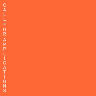 Orangefarbenes Quadrat mit den Worten „CALL FOR APPLICATIONS“ (Aufruf zur Bewerbung), die vertikal in weißen Großbuchstaben entlang der linken Seite geschrieben sind.