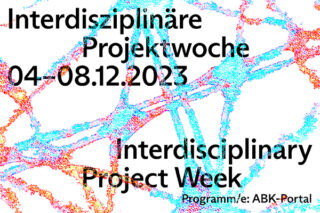 Der Text lautet „Interdisziplinäre Projektwoche 04.–08.12.2023 Programm der Interdisziplinären Projektwoche: ABK-Portal“ vor einem Hintergrund aus bunten, abstrakten Linien.