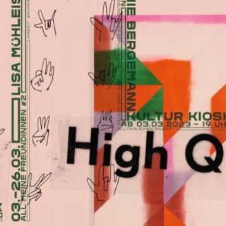 Ein grafisches Poster mit überlappendem Text, abstrakten Formen in Orange und Grün, Handillustrationen und Veranstaltungsdetails, einschließlich Daten, Namen und dem Satz „High Q“.