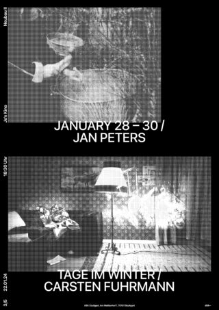 Das schwarz-weiße Poster ist zweigeteilt: Die obere Hälfte zeigt Blätter und eine Hand in Nahaufnahme; die untere Hälfte zeigt eine brennende Lampe in einem Wohnzimmer. Veranstaltungsdetails und die Namen Jan Peters und Carsten Fuhrmann sind aufgeführt.