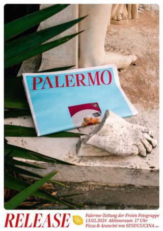 Eine Zeitung mit dem Titel „Palermo“ liegt auf einer Fußskulptur aus Stein, umgeben von grünen Blättern. Veranstaltungsdetails sind unten im Bild abgedruckt.