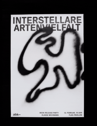 Poster mit abstrakten, schwarz gesprühten Formen auf weißem Hintergrund und deutschem Text, der eine Buchveröffentlichungsparty am 13. Februar um 19:00 Uhr ankündigt, die von Klasse Wichmann veranstaltet wird.
