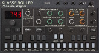 Bedienfeld mit Anzeige „743“, zahlreichen Knöpfen und Reglern sowie aufgedruckten Informationen zu Ereignissen, Orten und Namen in deutscher Sprache.