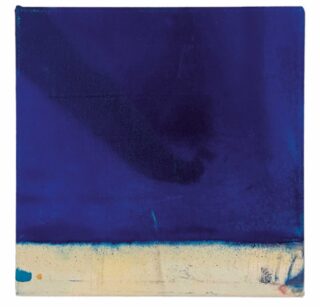 Eine quadratische Leinwand mit einem tiefblauen oberen Abschnitt und einem schmalen, grob strukturierten, cremefarbenen Streifen am unteren Rand mit subtilen Farbverläufen und Flecken.