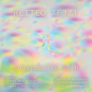 Das Poster in pastellfarbenen, verschwommenen Farben zeigt den Text „REITEQ TEJZT“, „subsymbolische Haut“ und Veranstaltungsdetails für eine Kunstausstellung in Stuttgart, März-April 2024.