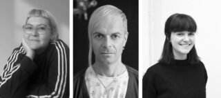 In Einzelporträts sind drei Personen zu sehen: eine Person mit Brille und kurzen Haaren, eine Person mit hellen Haaren und einem Ohrring sowie eine Person mit dunklen Haaren und Pony, alle mit dem Gesicht zur Kamera.