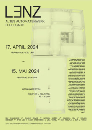 Plakat zur LENZ-Ausstellung im Alten Automatenwerk Feuerbach, Stuttgart, mit Veranstaltungsdaten (17. April–15. Mai 2024) und einem architektonischen Grundriss in Grüntönen in Draufsicht.
