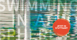 Der Text über einer plätschernden Wasseroberfläche lautet „SCHWIMMEN IN ATMOSPHÄRE“; ein orangefarbener Kreis mit weißem Text sagt „JETZT IN STUTTGART“.