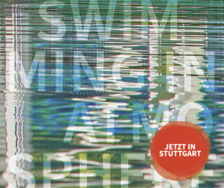 Im Wasser spiegelt sich der große Text „SWIMMING IN ATMOSPHERE“. In der unteren rechten Ecke steht ein orangefarbener Kreis mit weißem Text „JETZT IN STUTTGART“.