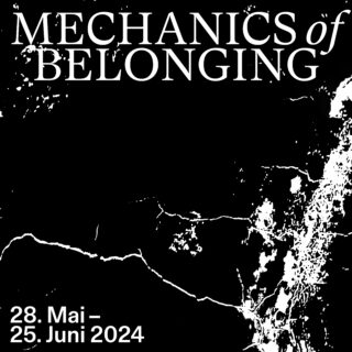 Schwarz-weißes Poster mit dem Text „MECHANICS of BELONGING“ und den Veranstaltungsdaten „28. Mai – 25. Juni 2024“ auf einem abstrakt strukturierten Hintergrund.