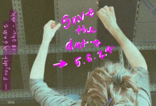 Von oben zu sehen ist eine Person, die nach oben zu einem Regal greift, an dessen Seite handgeschriebener Neontext mit der Aufschrift „Save the date → 5.6.24“ und „Projekt Agame, 18 Uhr, abk“ steht.