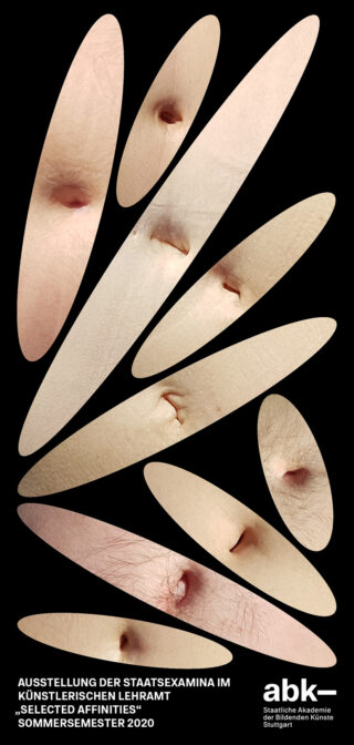 Eine Collage aus verschiedenen Nahaufnahmen von Bauchnabeln auf hellen Hauttönen, angeordnet in einem abstrakten, ovalen Muster auf schwarzem Hintergrund mit deutschem Ausstellungstext am unteren Rand.