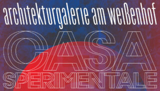 Poster mit dem Text „architekturgalerie am weißenhof CASA SPERIMENTALE“ in fetten, überlappenden Schriftarten auf einem Hintergrund mit einem großen roten Kreis und abstrakten blauen Mustern.