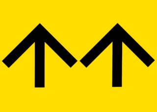 Zwei fette schwarze Aufwärtspfeile nebeneinander auf einem leuchtend gelben Hintergrund.