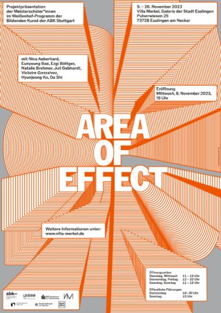 Plakat für die Kunstausstellung „Area of Effect“ in der Villa Merkel mit Veranstaltungsterminen, Uhrzeiten, Ort, teilnehmenden Künstlern und weiteren Informationen. Kräftige geometrische orangefarbene Linien gehen von der Mitte aus.