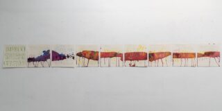 Neun quadratische Kunstwerke sind in einer Reihe auf einer weißen Wand ausgestellt und weisen jeweils farbenfrohe abstrakte Formen und schwachen, überlappenden Text auf.