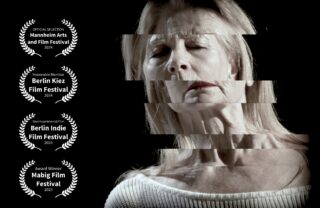 Porträt einer älteren Frau mit fragmentierten horizontalen Schnitten, die einen verzerrten Effekt erzeugen. Auf der linken Seite des Bildes sind vier Lorbeeren von Filmfestivals zu sehen.