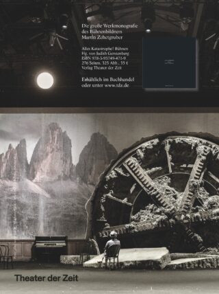 Ein Bühnenbild zeigt einen großen, schrägen Baumstamm, spärliche Möbel und eine Bergkulisse. In der Mitte sitzt eine einzelne Person auf einer Bank. Oben erscheint ein Text über ein Buch.