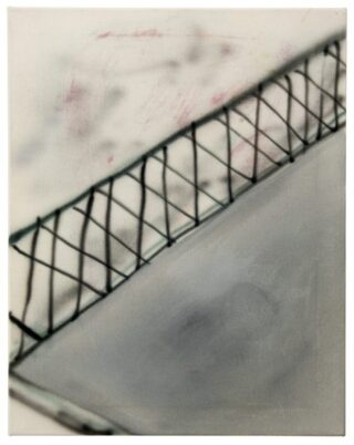 Ein abstraktes Gemälde zeigt einen diagonalen Metallzaun mit sich kreuzenden Stäben vor einem verschwommenen, gedämpften Hintergrund.