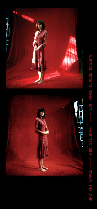 Eine Frau in einem roten Kleid steht barfuß auf rotem Boden vor rotem Hintergrund und posiert für zwei Porträts in einem Studio. Der Text an der Seite lautet: „UNO Art Space – ABK Stuttgart – 100 Jahre Klasse Roggan.“.