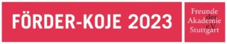 Rotes Banner mit weißer Schrift „FÖRDER-KOJE 2023“ und einem Logo auf der rechten Seite, auf dem in gestapelter Schrift „Freunde der Akademie e.V. Stuttgart“ steht.