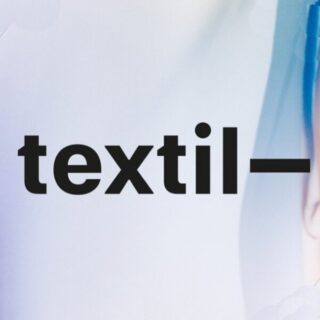 Schwarzer Text „textil—“ auf hellem Hintergrund mit einer Teilansicht eines Gesichts am rechten Rand.