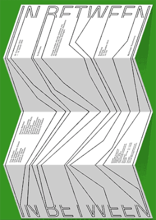 Poster mit abstrakten geometrischen Formen und Linien, mit den Worten „IN BETWEEN“ in großem, umrandetem Text auf grünem Hintergrund und Veranstaltungsdetails in kleinerem Text.