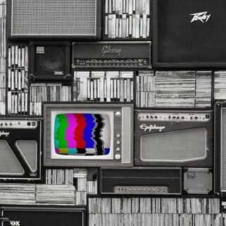 Eine Schwarz-Weiß-Collage aus Vintage-Gitarrenverstärkern, Kassetten und einem Retro-Fernseher, der ein Farbtestbild und Rauschen anzeigt.