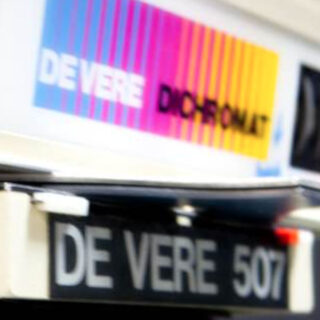 Nahaufnahme einer Maschine mit der Aufschrift „DE VERE 507“ und einem bunten „DE VERE DICHROMAT“-Schild darüber.
